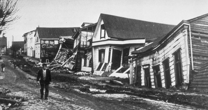 1200px-valdivia_after_earthquake,_1960-005.jpg