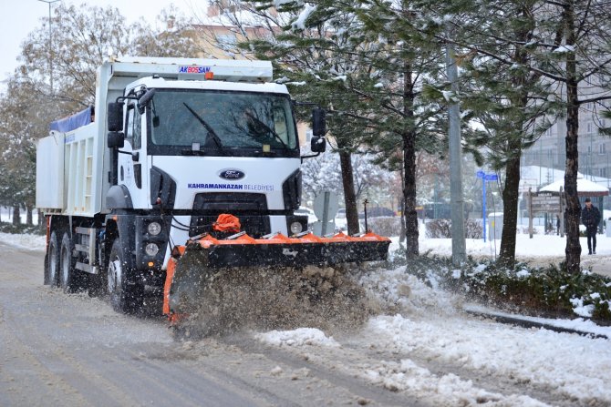 kahramankazanda-kaldirimlar-temizlenip,-buzlanmaya-karsi-tuzlaniyor-(1).jpeg